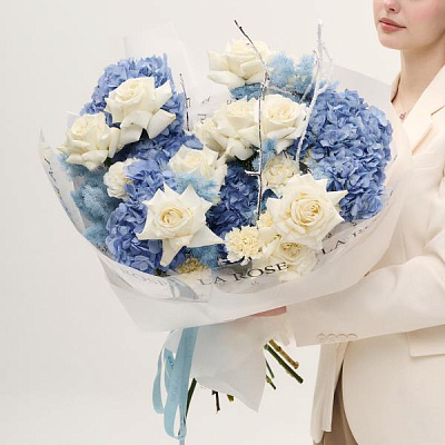 Букет в голубых оттенках с гортензией и аспарагусом